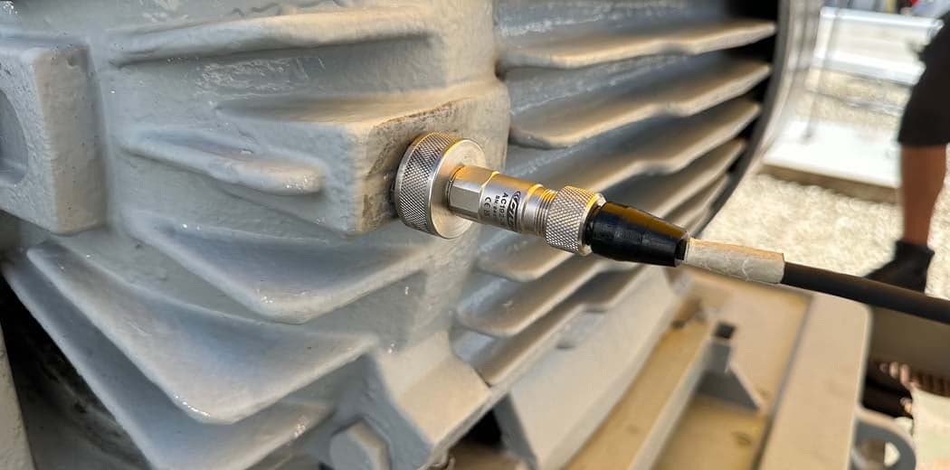 安装在工业电机上的振动加速度传感器